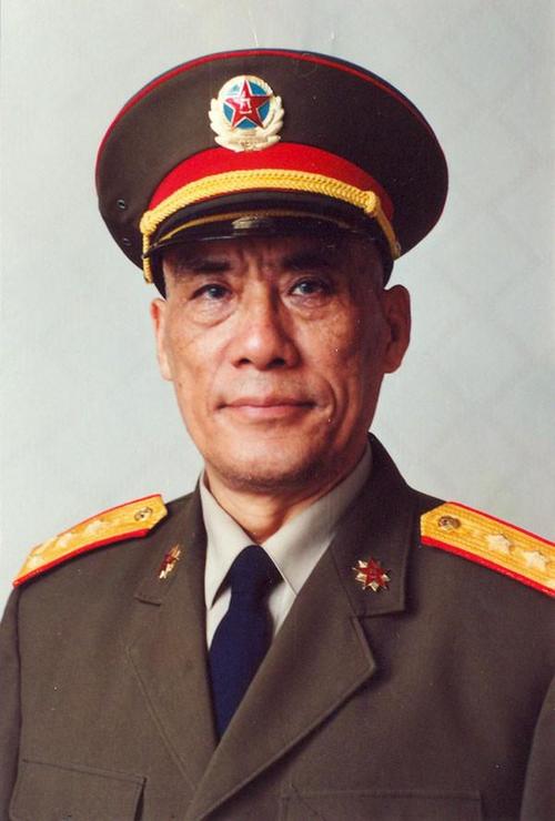 覃正登-青海省军区副司令员
